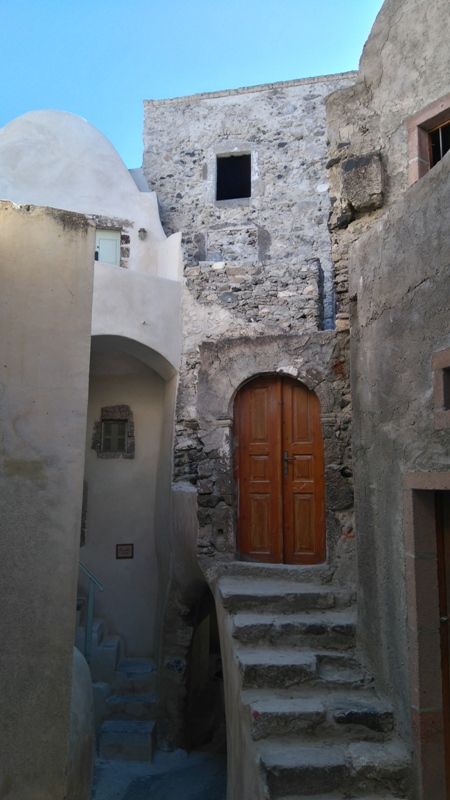inside-Kasteli-in-Emporio-village-Santorini