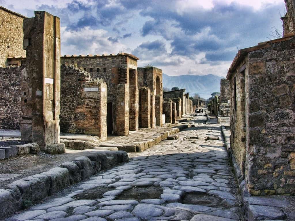 how to get from Naples to Pompeii