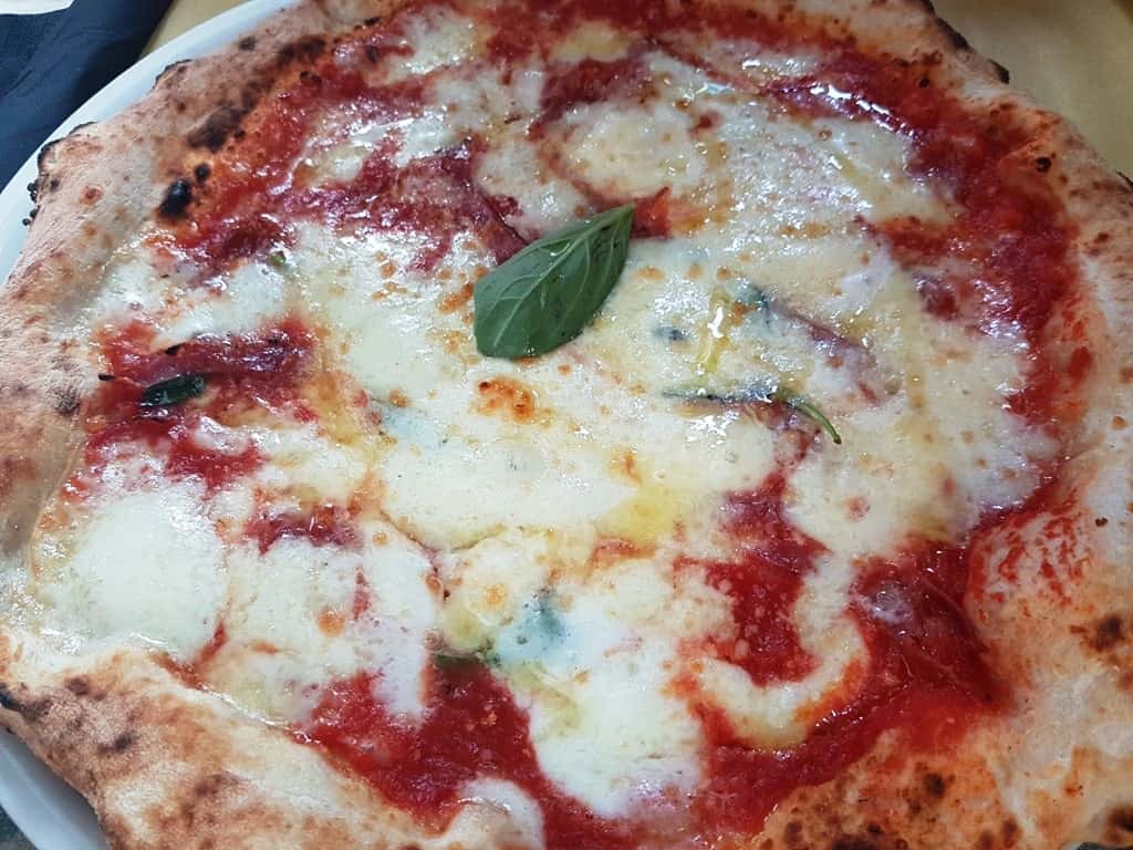 célèbre pizza de Naples - un incontournable dans un itinéraire de 2 jours à Naples