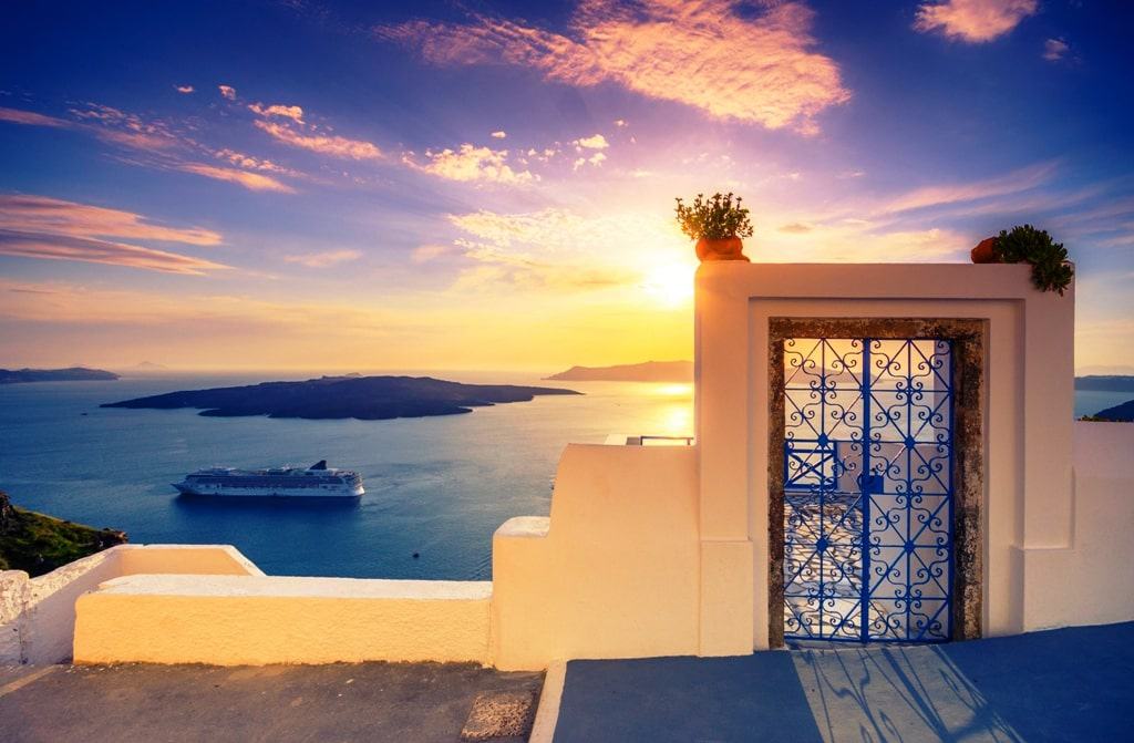 Santorini Nightlife: Best Bars & Clubs in Fira 