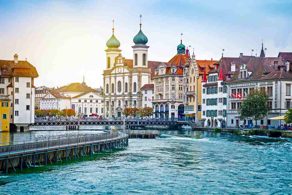 travel between switzerland and italy