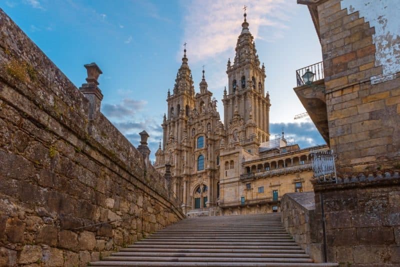 2 tourist attractions or vacation destinations in spain