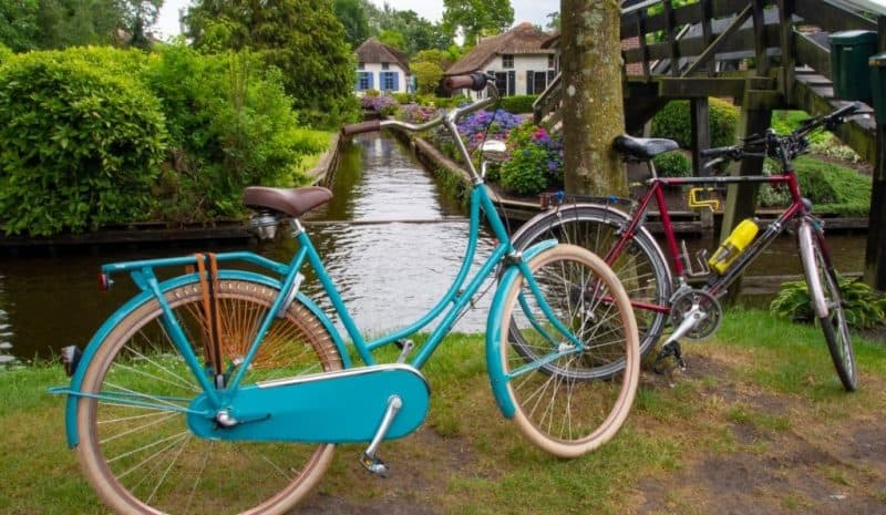 Cycling in Giethoorn