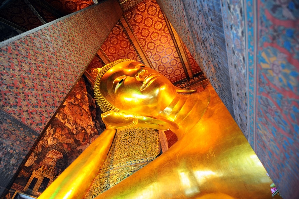 Visage de statue dorée de Bouddha couché.  Wat Pho -Deux jours à Bangkok