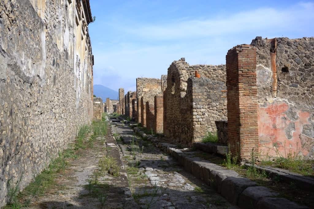 How to get from Naples to Pompeii - Travel Passionate