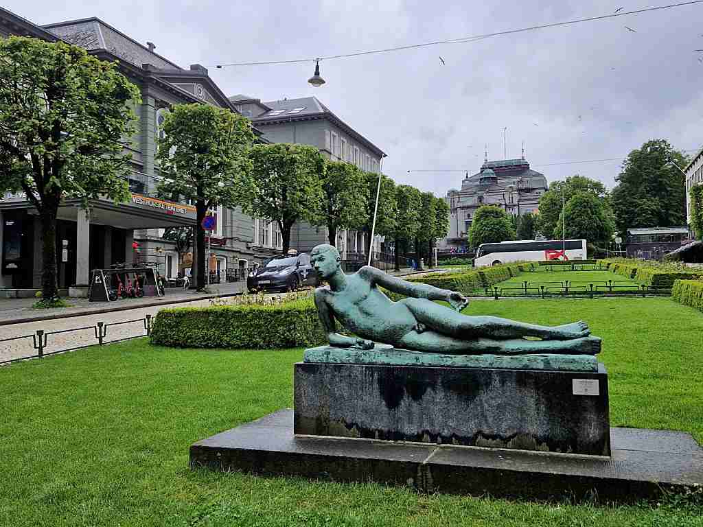 Statue - Norway's Bergen for a Day