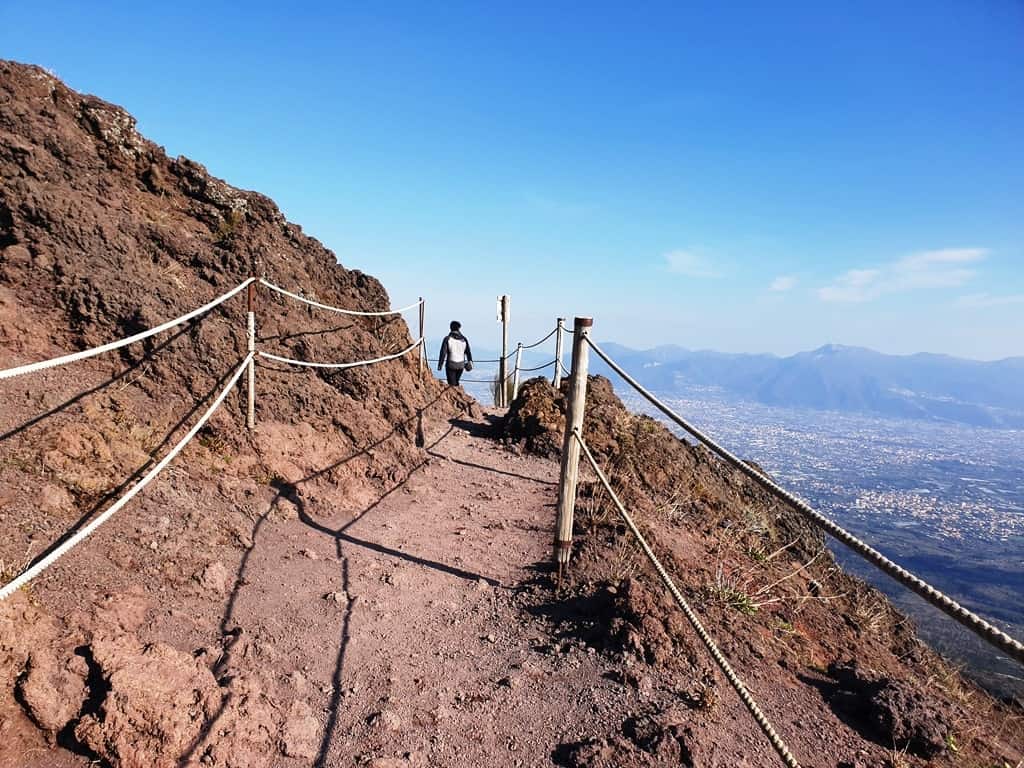 how to visit mount Vesuvius from Naples