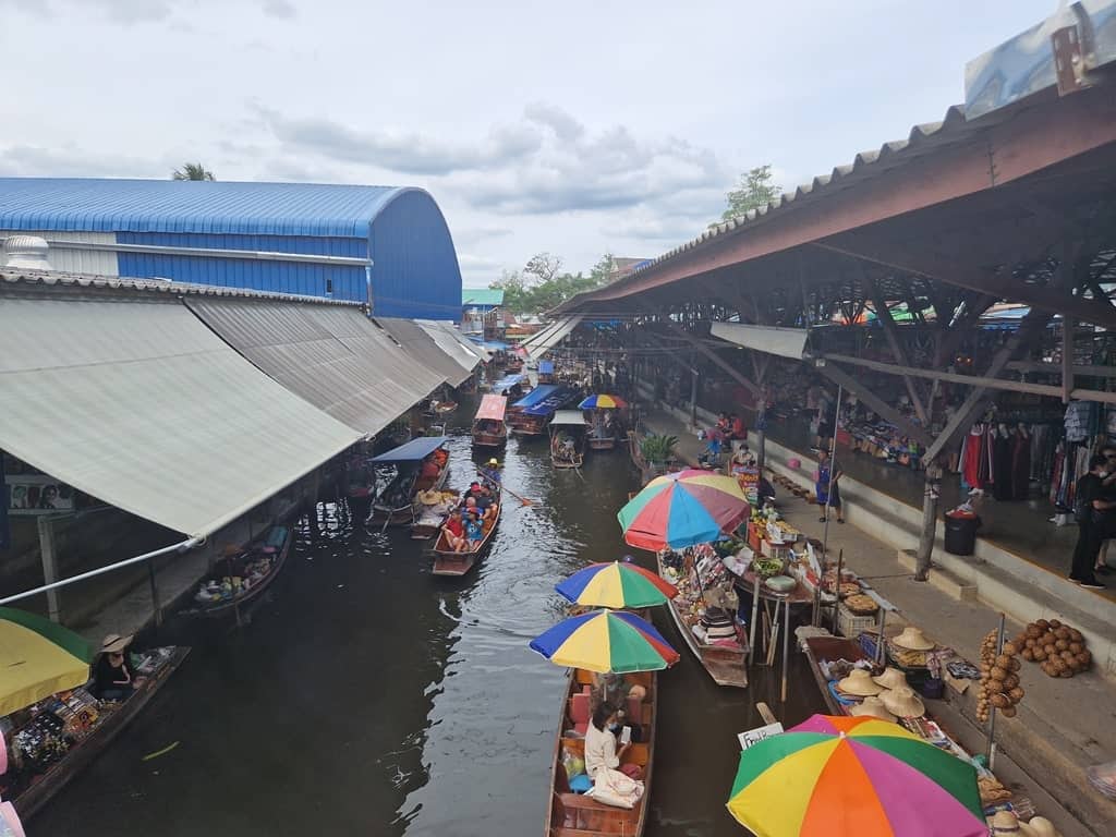 Damnoen Saduak Floating Market - Floating markets are famous in Bangkok