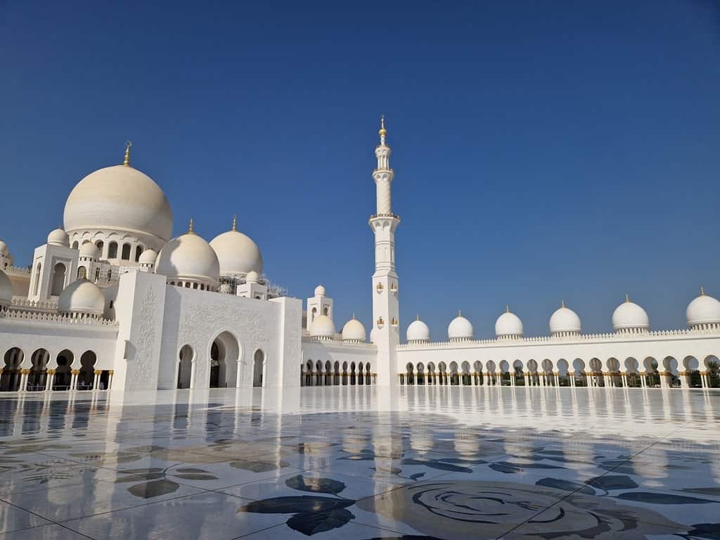 Sheikh Zayed Grand Mosque. Abu Dhabi in one day